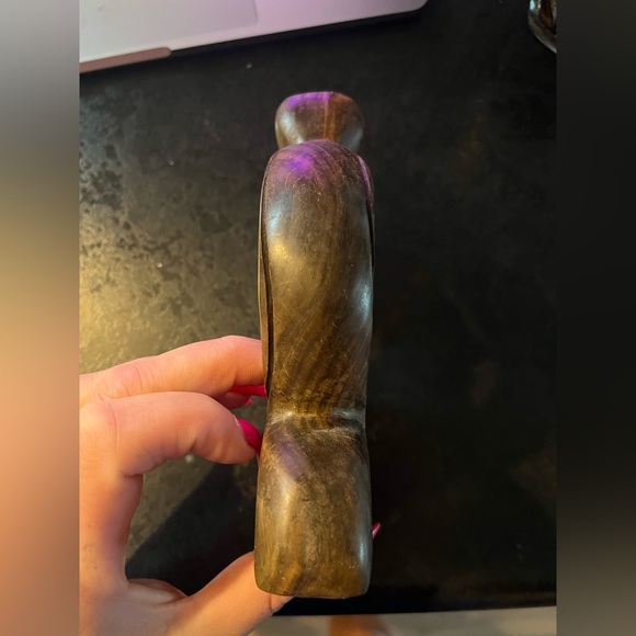 Man and Woman kissing wood - Picture 3 of 9